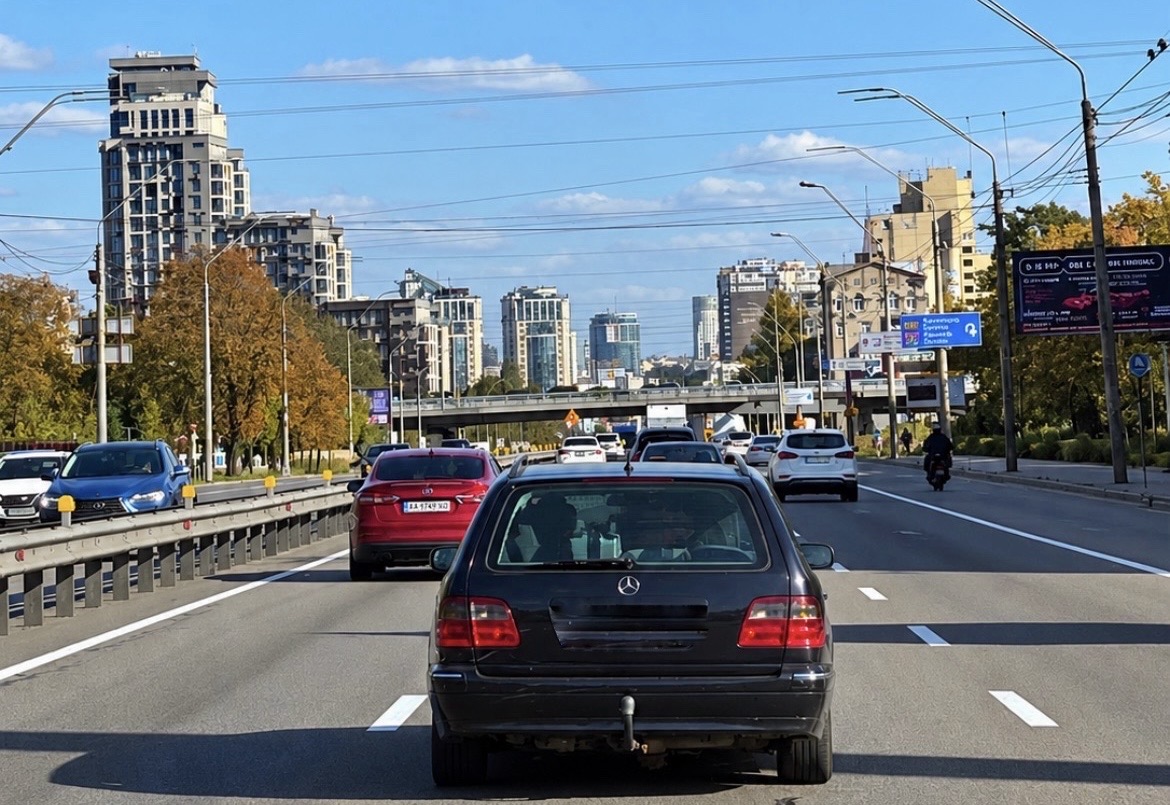 Gedoneerde Mercedes in Kyiv